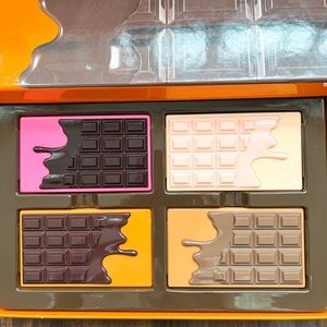 Make up revolution eye shadow set